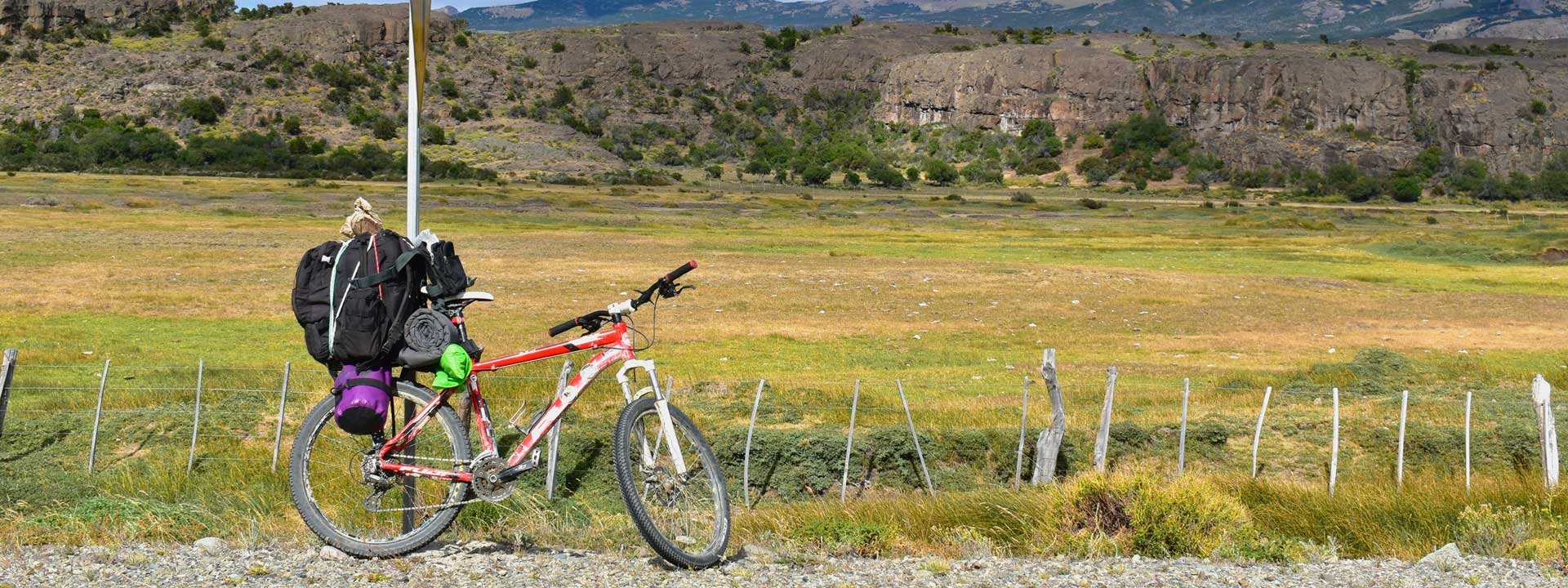 Bicicleta de cicloviajero equipada con alforjas en la Patagonia.