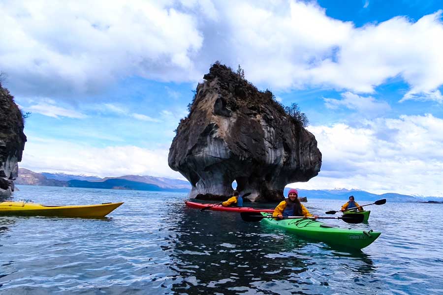 Personas remando en kayak frente a la Capilla de Mármol