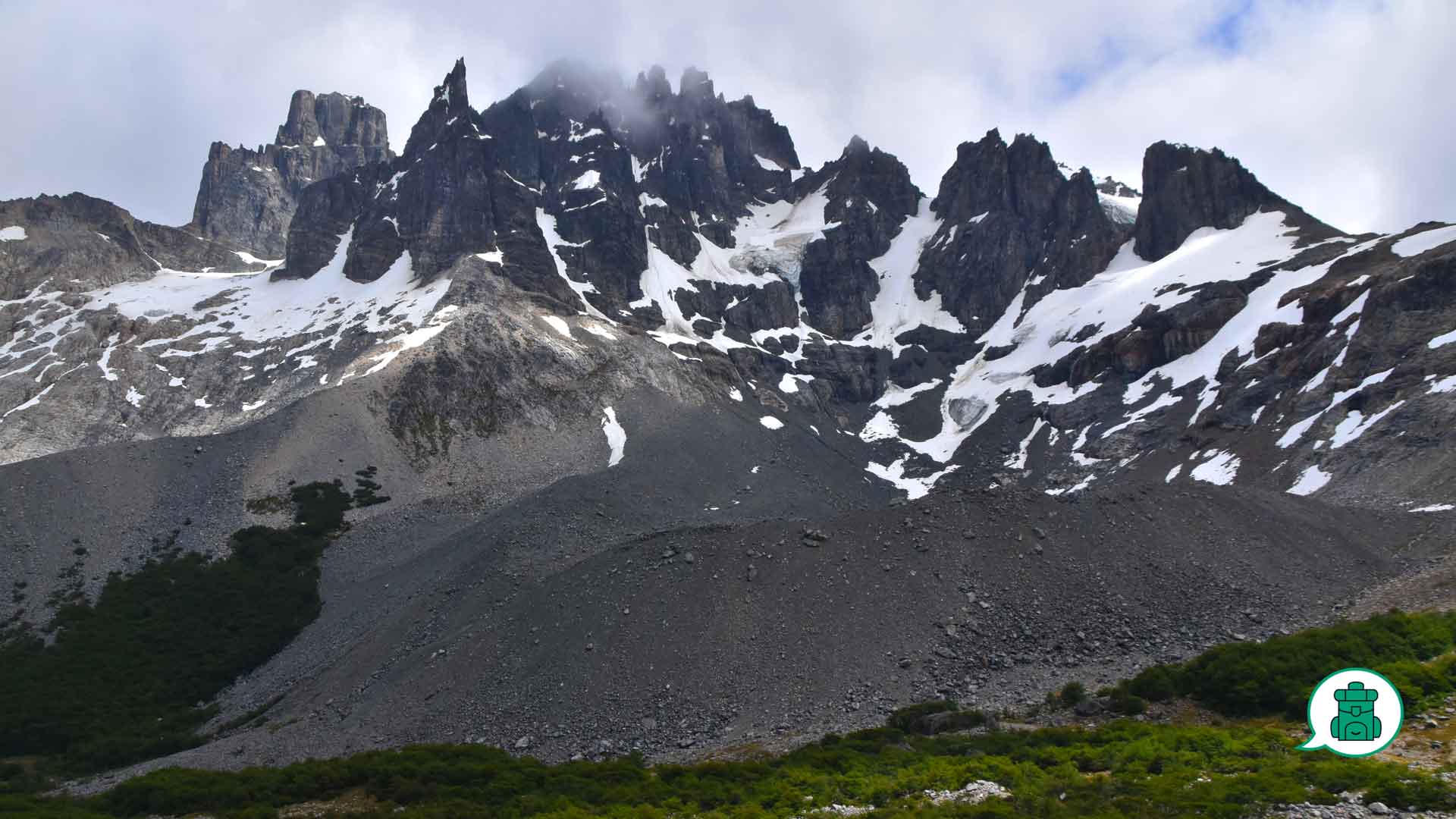 Valle verde con sendero del Estero Parada en Parque Nacional Cerro Castillo.