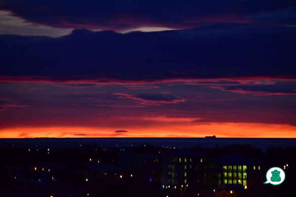 Cielo teñido de colores cálidos al amanecer en Punta Arenas.