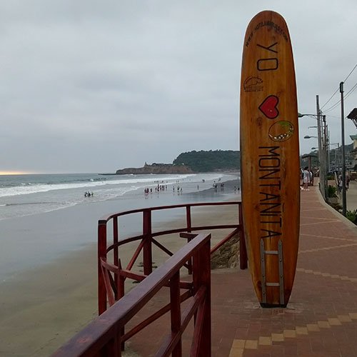 Tabla de surf como monumento en Montañita