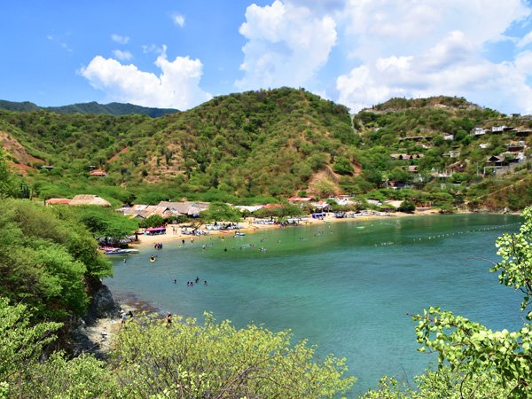 Vista panorámica de la bahía blanca en Santa Marta Colombia