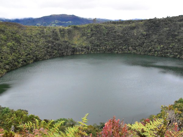 Laguna de Guatavita rodeada de vegetación en Colombia