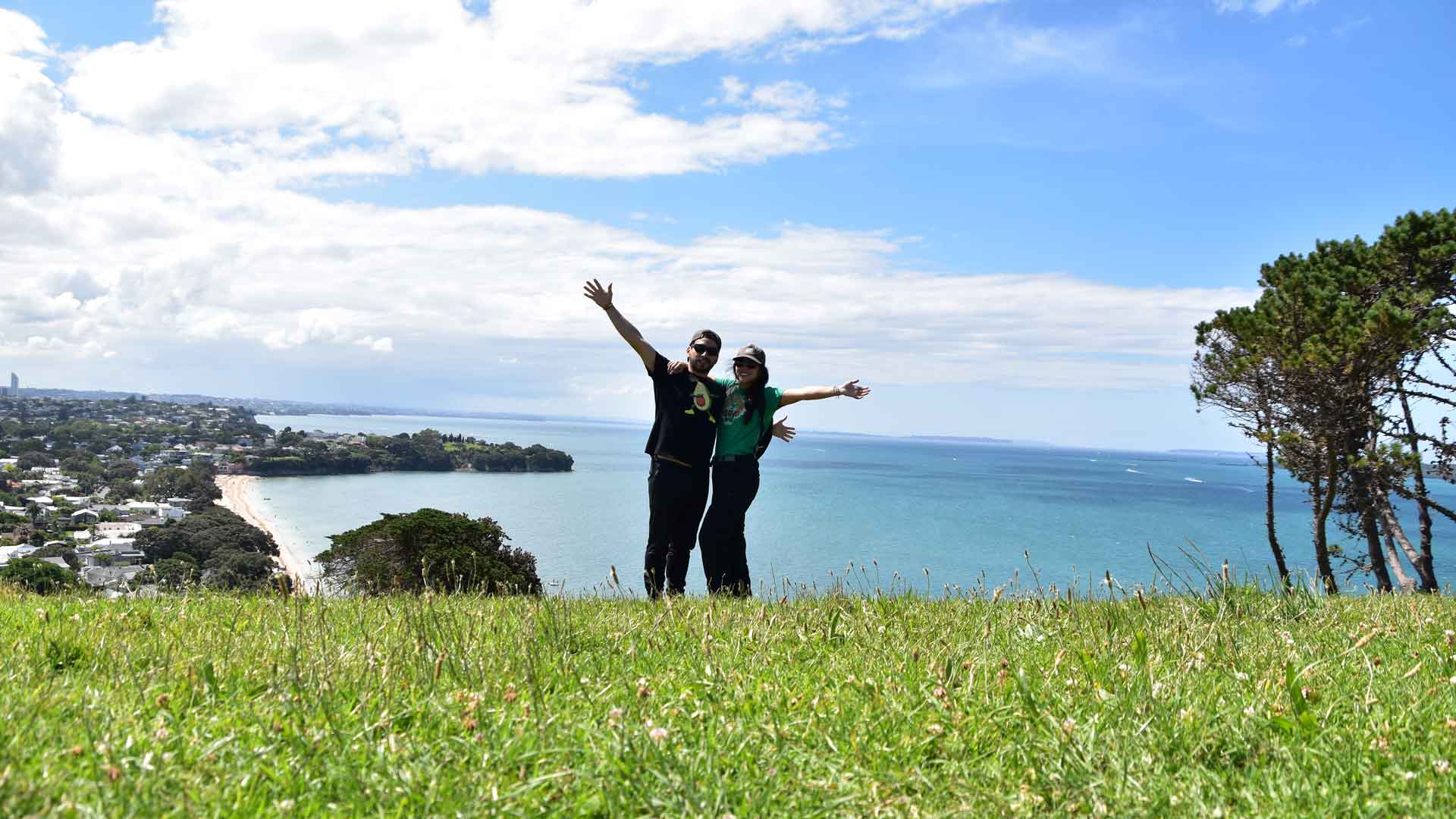 Camila y John con Auckland de fondo desde la cima de Devonport