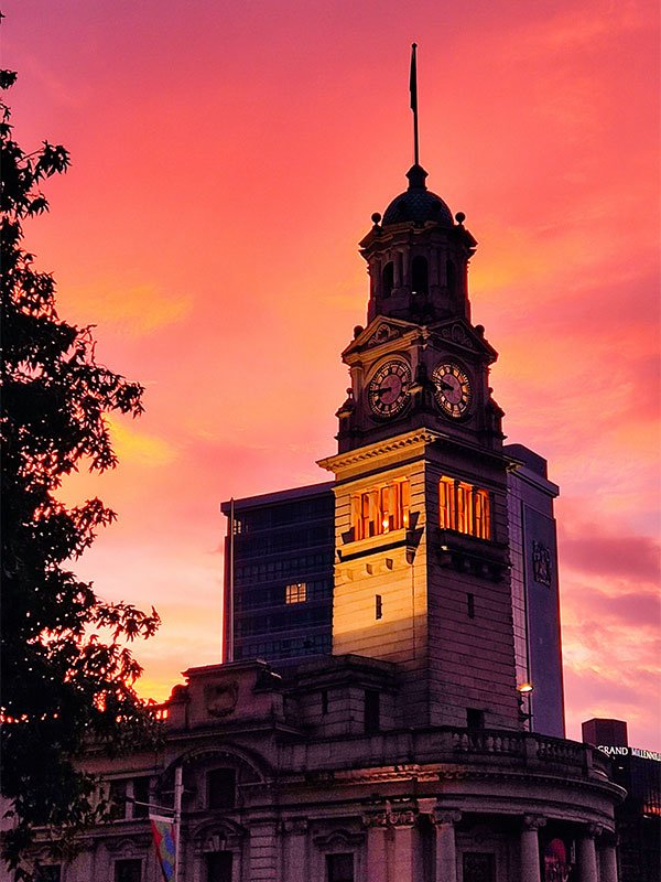 Edificio con reloj al atardecer en Aotea Square