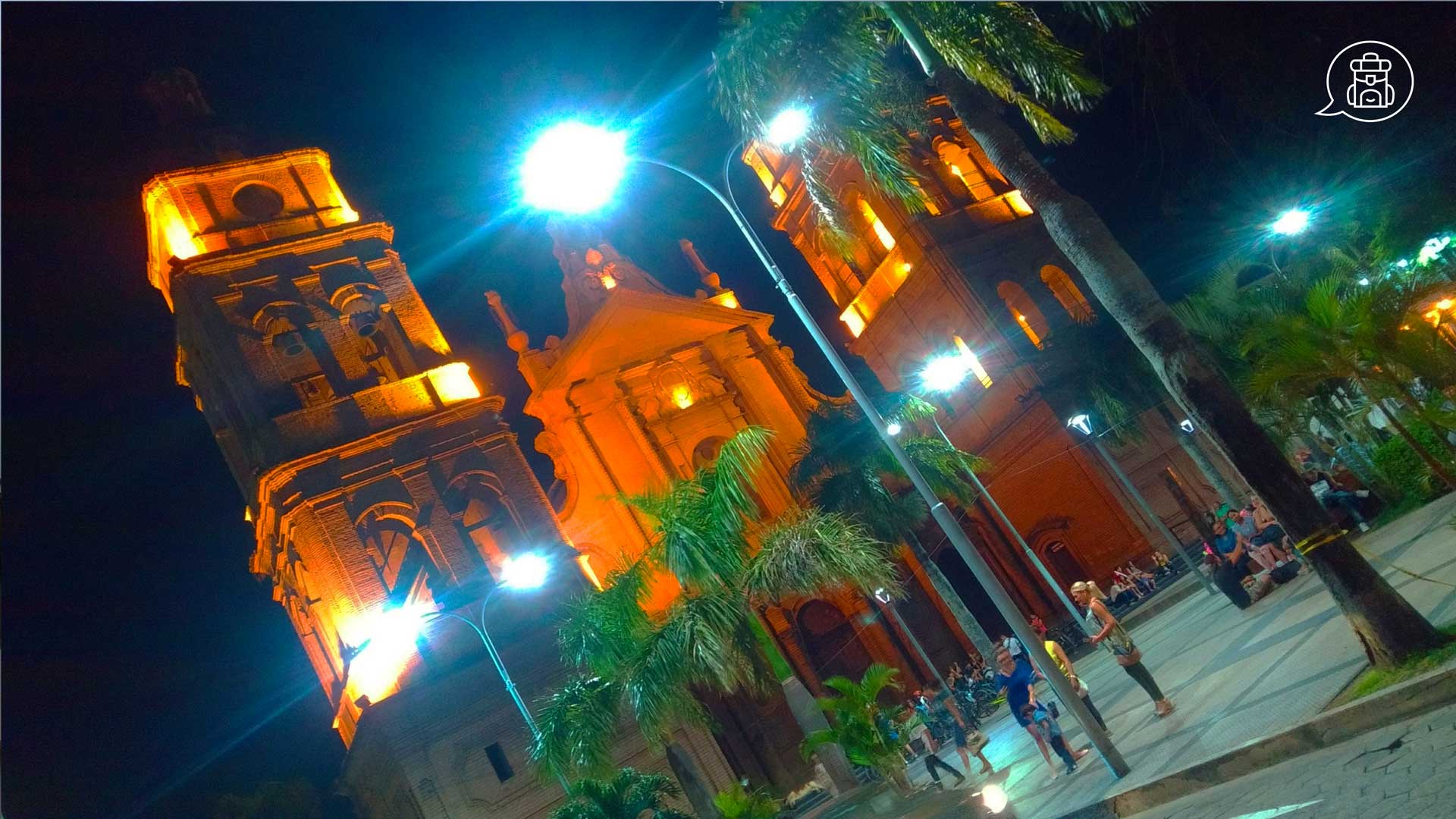 Iglesia colonial en un parque de Santa Cruz de la Sierra.