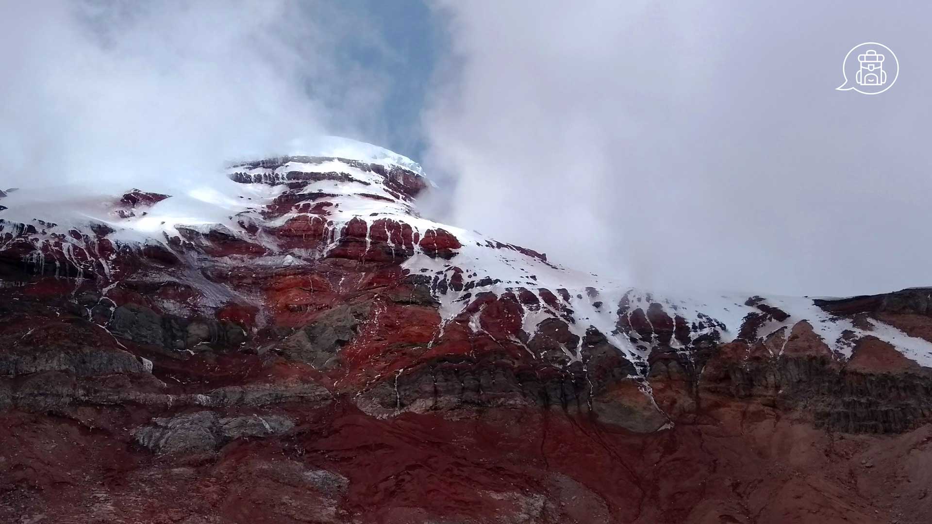 Volcán Chimborazo cubierto de nieve bajo cielo despejado.