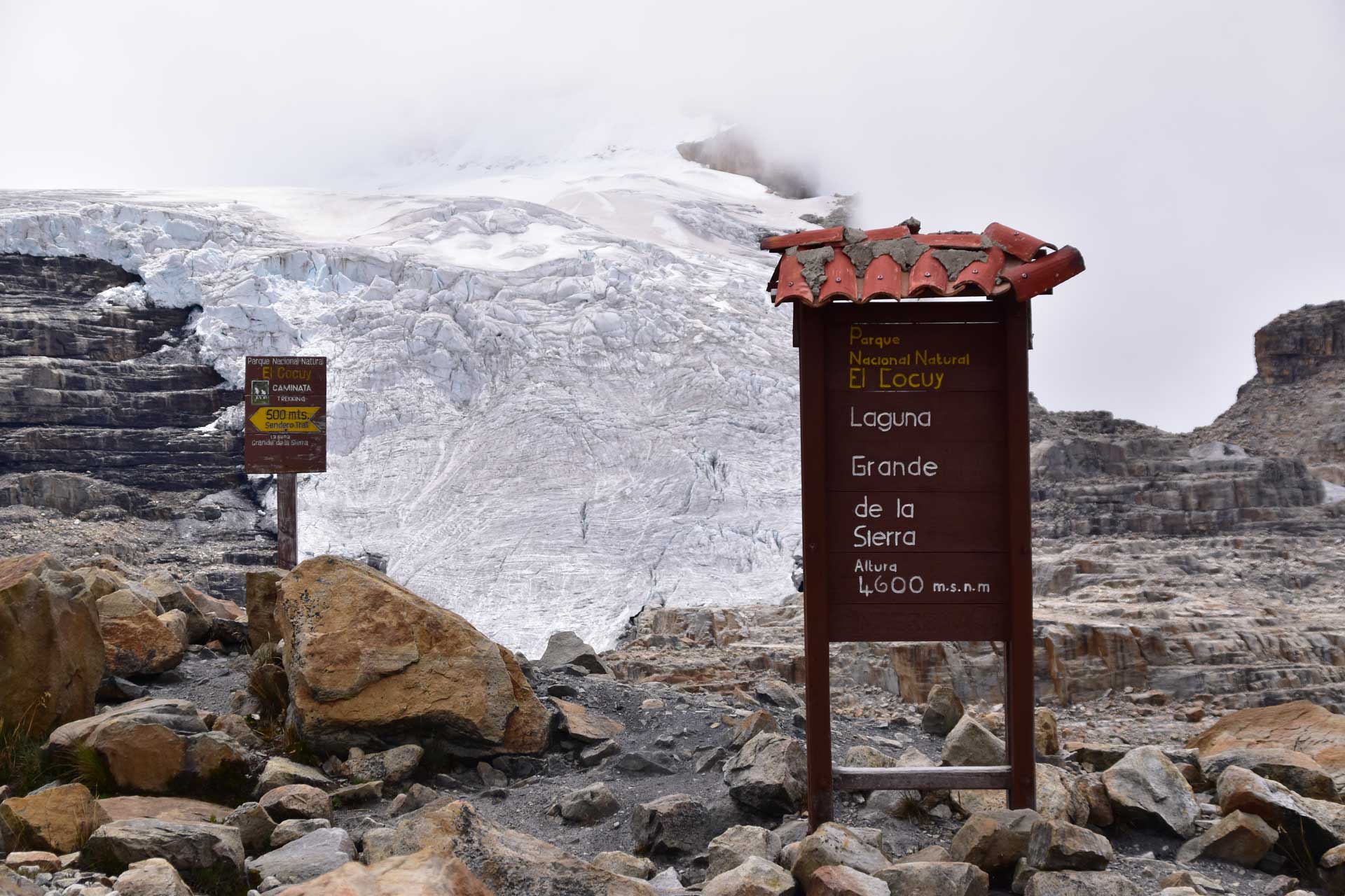 Glaciar rodeado de montañas en la Laguna Grande en El Cocuy
