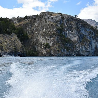 Vista desde un bote mostrando el agua y las formaciones de mármol.