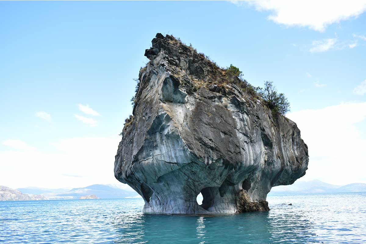 Islote de mármol blanco emergiendo del lago General Carrera.