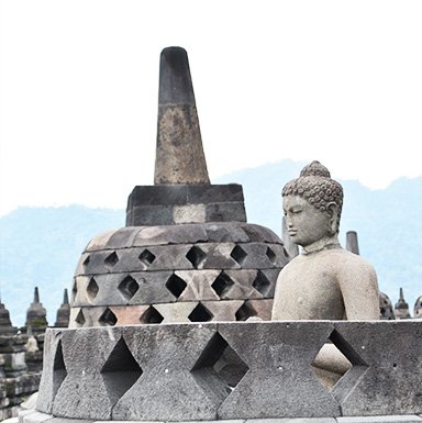 Estatua de Buda en lo alto del templo de Borobudur.