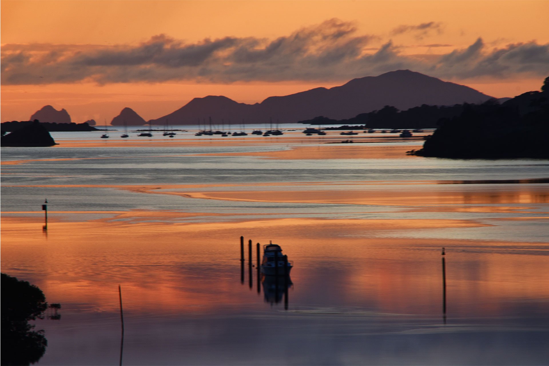 Amanecer rojo intenso sobre el mar en Kerikeri.