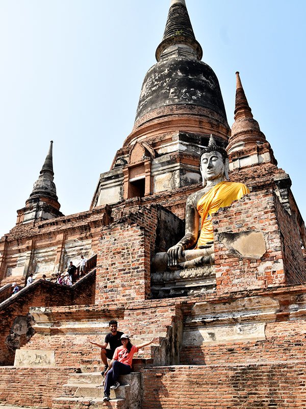 Estatua gigante de Buda en templo antiguo de Ayutthaya.
