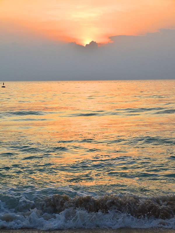 Amanecer sobre el mar en Koh Samui, Tailandia.