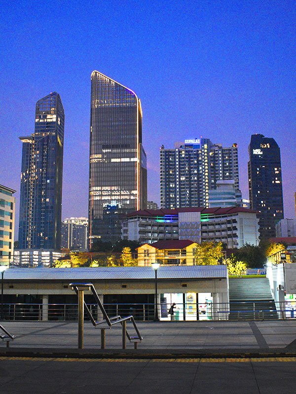 Vista urbana de los rascacielos y edificios de Bangkok, Tailandia.