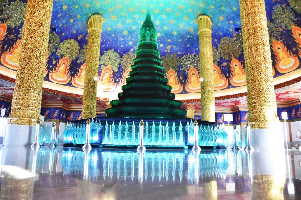 Pagoda esmeralda brillante en templo de Bangkok, Tailandia.