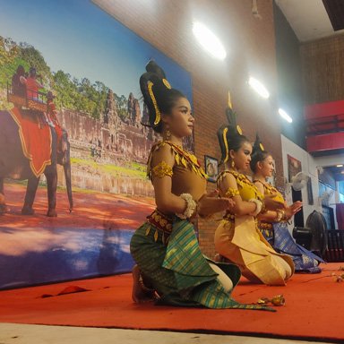 Mujeres camboyanas bailando danza tradicional